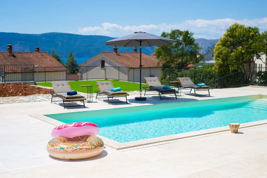 Villa for 8-10 Guests in Pinezići