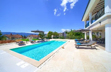 Villa for 8-10 Guests in Pinezići