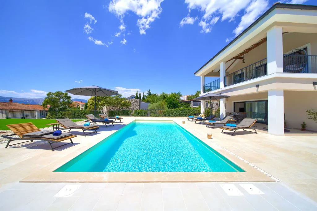 Villa for 8-10 Guests in Pinezići