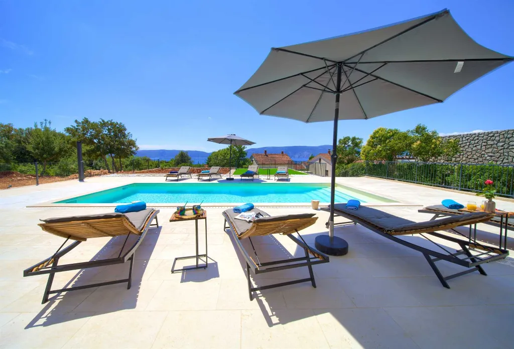 Villa for 8-10 Guests in Pinezići