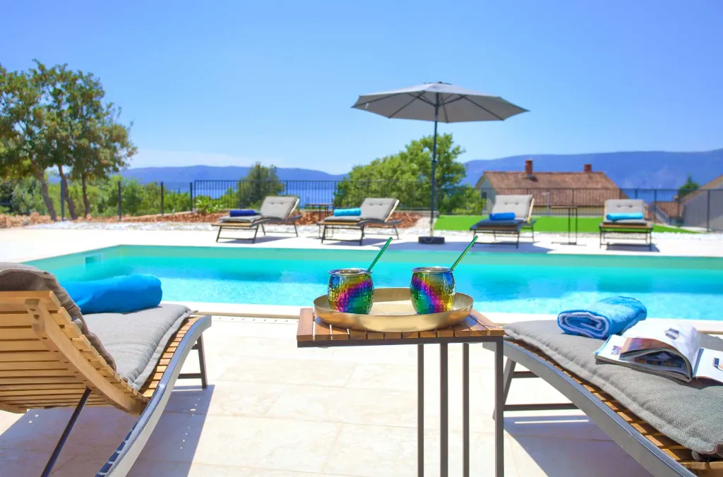 Villa for 8-10 Guests in Pinezići