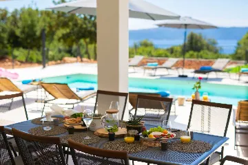 Villa for 8-10 Guests in Pinezići