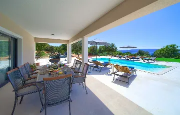 Villa for 8-10 Guests in Pinezići