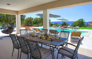 Villa for 8-10 Guests in Pinezići