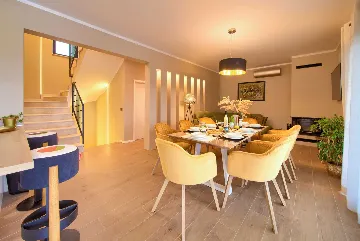 Villa for 8-10 Guests in Pinezići