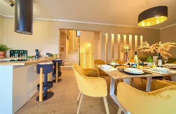 Villa for 8-10 Guests in Pinezići