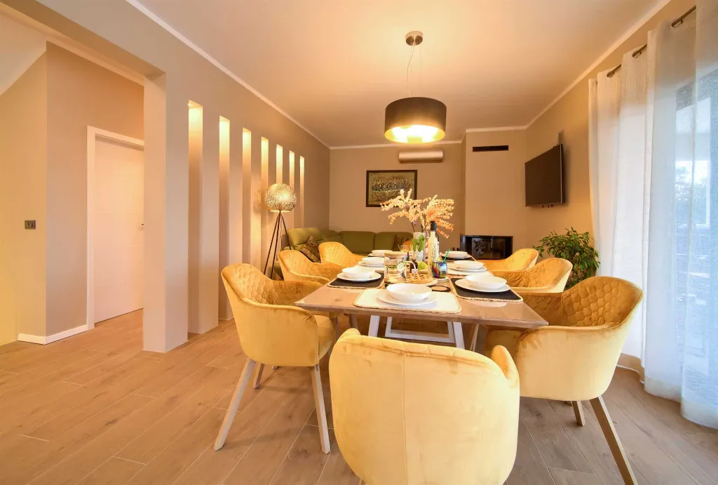 Villa for 8-10 Guests in Pinezići
