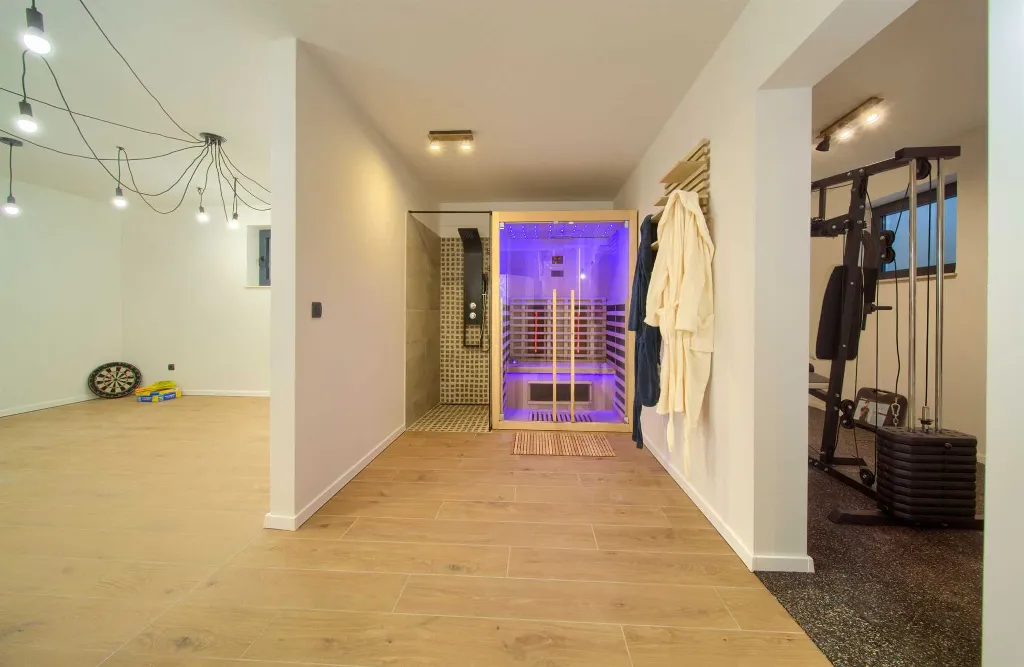 Villa for 8-10 Guests in Pinezići