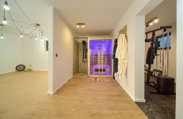 Villa for 8-10 Guests in Pinezići