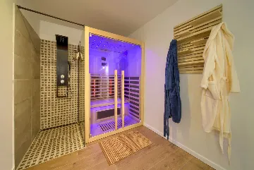 Villa for 8-10 Guests in Pinezići