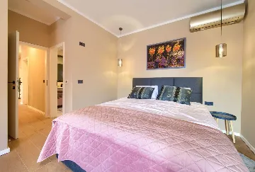 Villa for 8-10 Guests in Pinezići