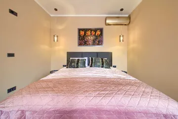 Villa for 8-10 Guests in Pinezići