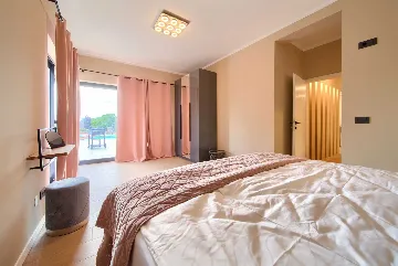 Villa for 8-10 Guests in Pinezići