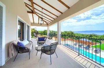 Villa for 8-10 Guests in Pinezići