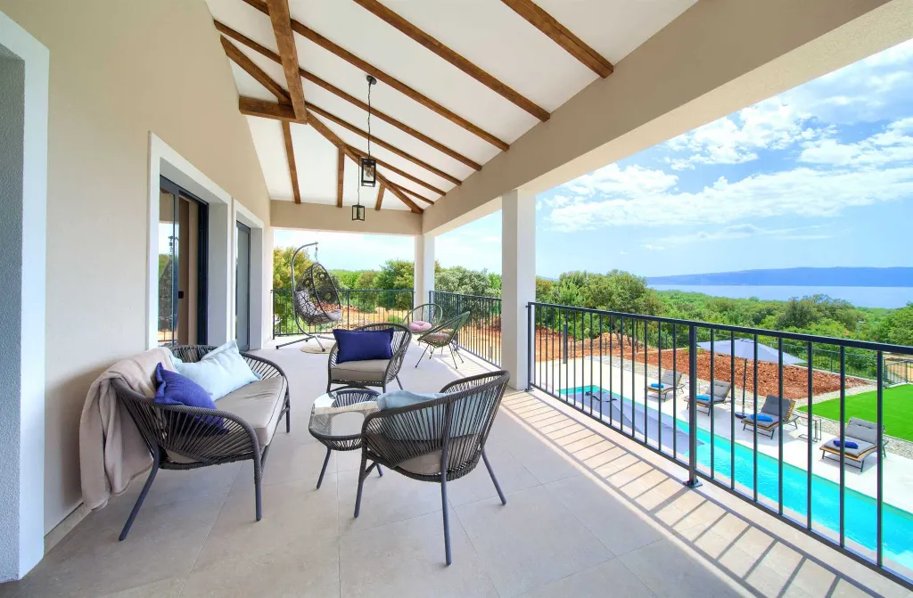 Villa for 8-10 Guests in Pinezići