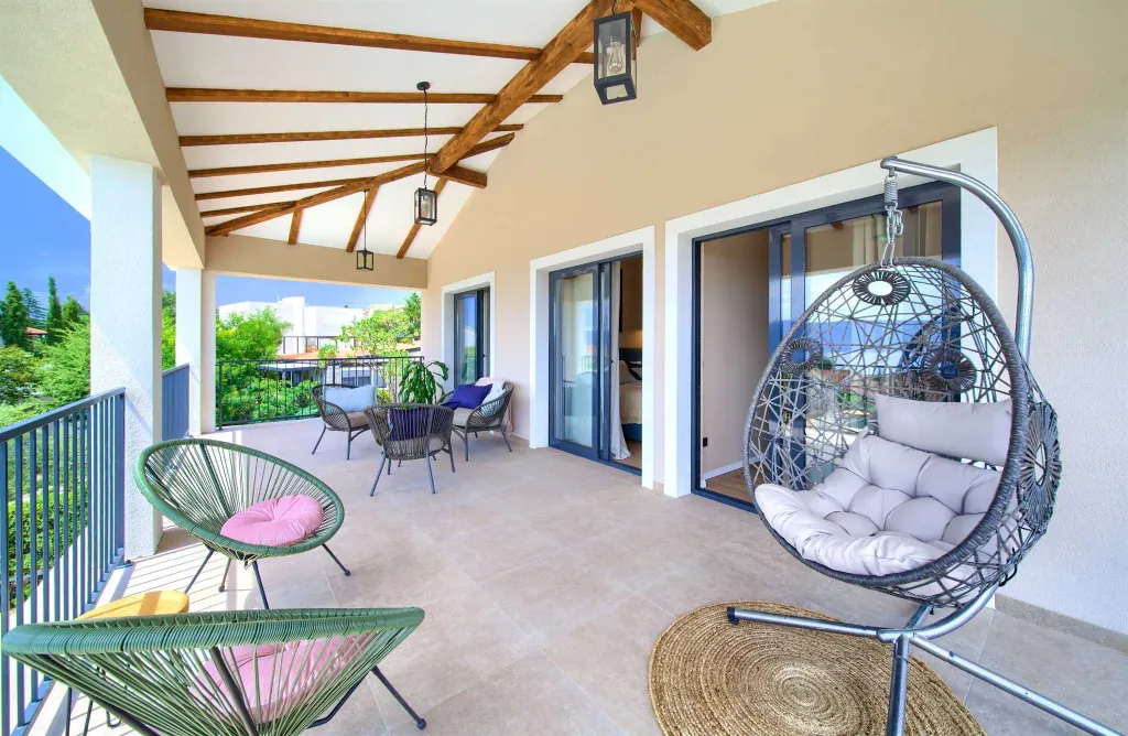 Villa for 8-10 Guests in Pinezići