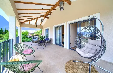 Villa for 8-10 Guests in Pinezići