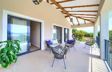 Villa for 8-10 Guests in Pinezići