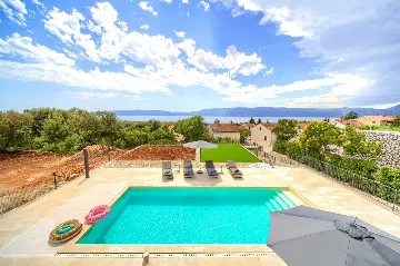 Villa for 8-10 Guests in Pinezići