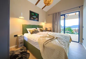 Villa for 8-10 Guests in Pinezići