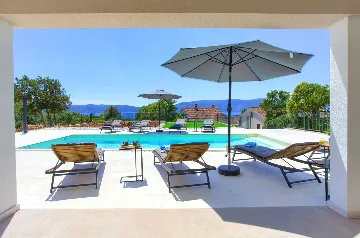 Villa for 8-10 Guests in Pinezići