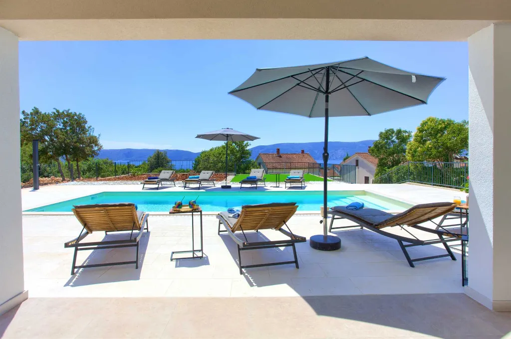 Villa for 8-10 Guests in Pinezići