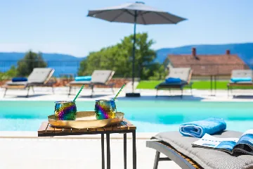 Villa for 8-10 Guests in Pinezići