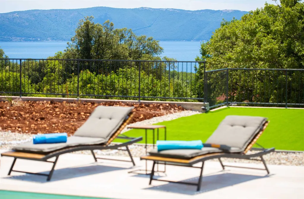 Villa for 8-10 Guests in Pinezići