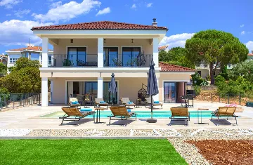 Villa for 8-10 Guests in Pinezići