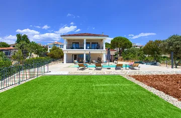 Villa for 8-10 Guests in Pinezići