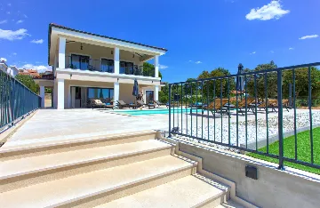 Villa for 8-10 Guests in Pinezići