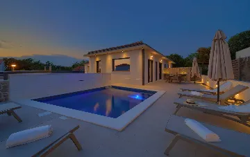 House with Heated Pool in Omišalj