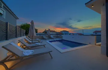 House with Heated Pool in Omišalj