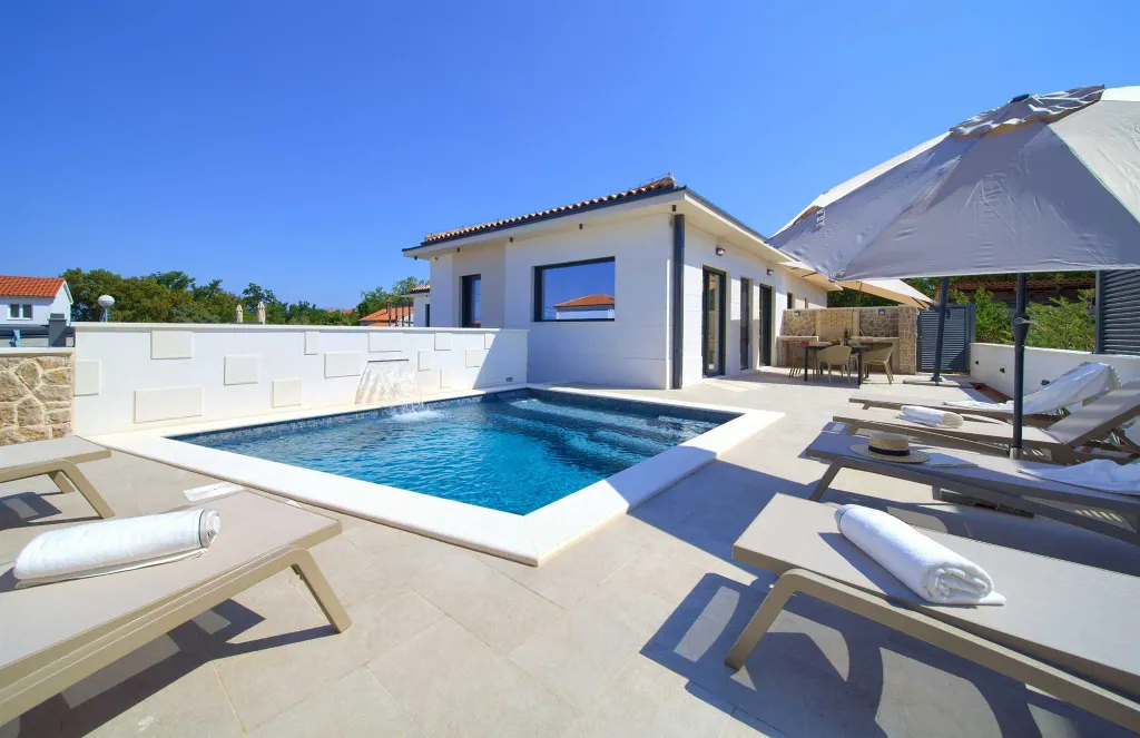 House with Heated Pool in Omišalj