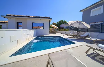 House with Heated Pool in Omišalj