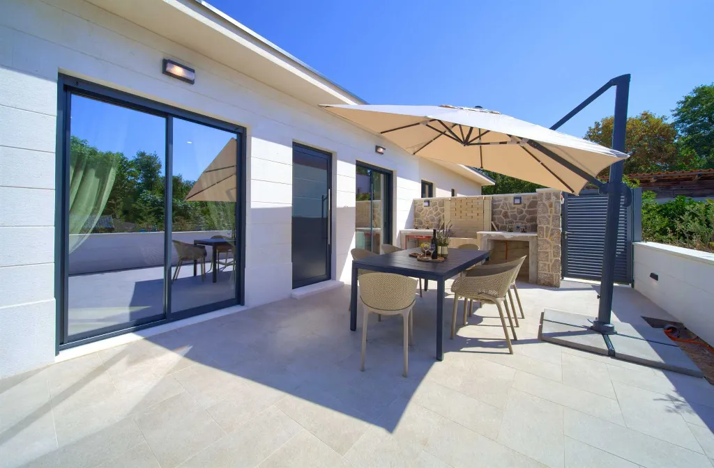 House with Heated Pool in Omišalj