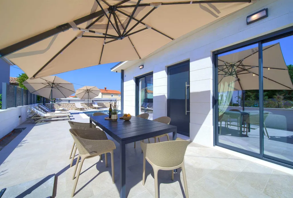 House with Heated Pool in Omišalj