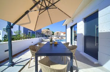 House with Heated Pool in Omišalj