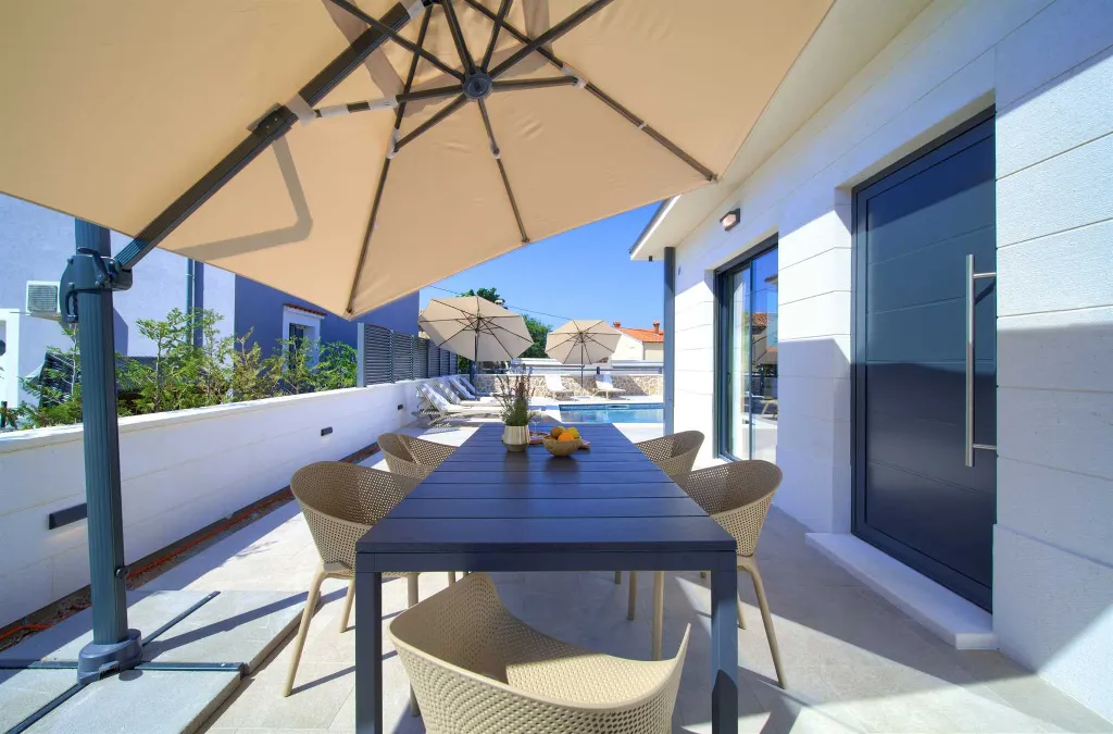 House with Heated Pool in Omišalj
