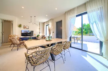 House with Heated Pool in Omišalj