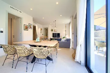 House with Heated Pool in Omišalj