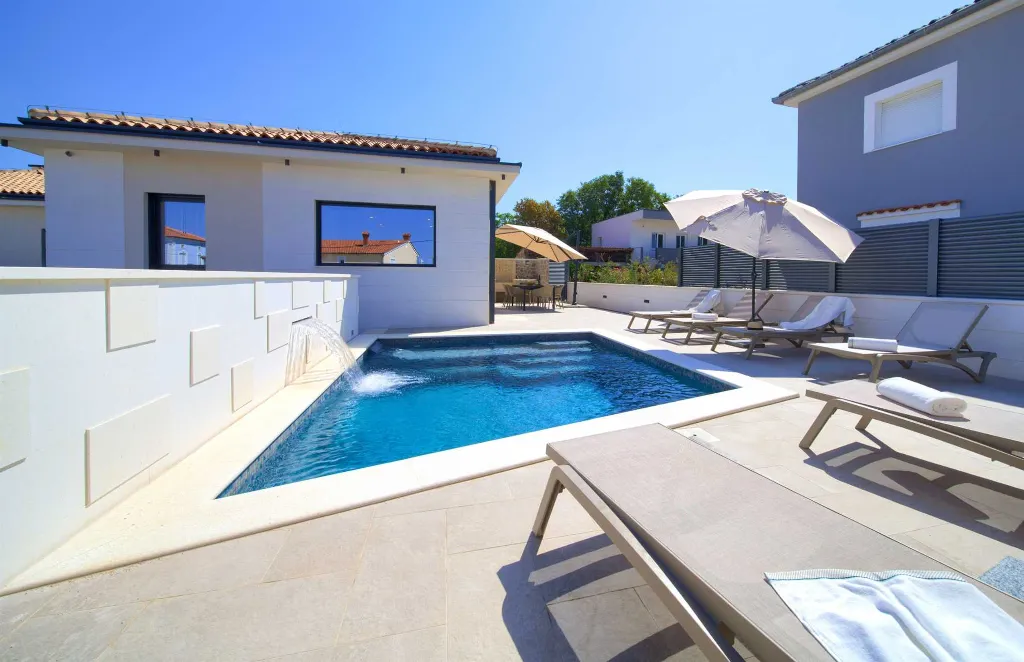 House with Heated Pool in Omišalj