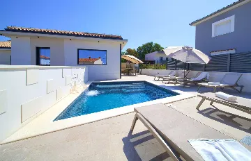 House with Heated Pool in Omišalj