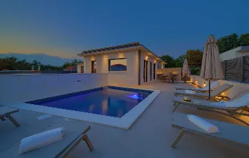 House with Heated Pool in Omišalj