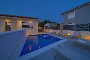 House with Heated Pool in Omišalj