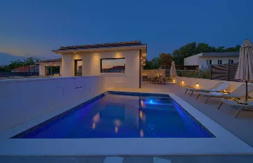 House with Heated Pool in Omišalj