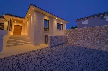 House with Heated Pool in Omišalj