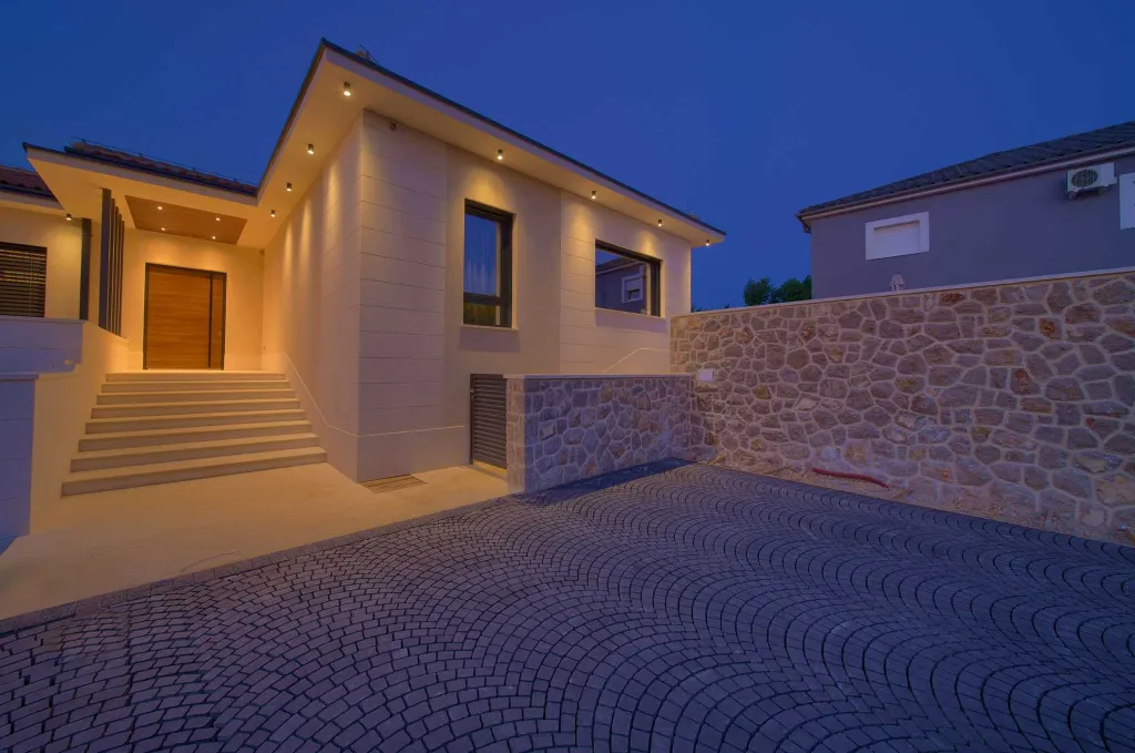 House with Heated Pool in Omišalj