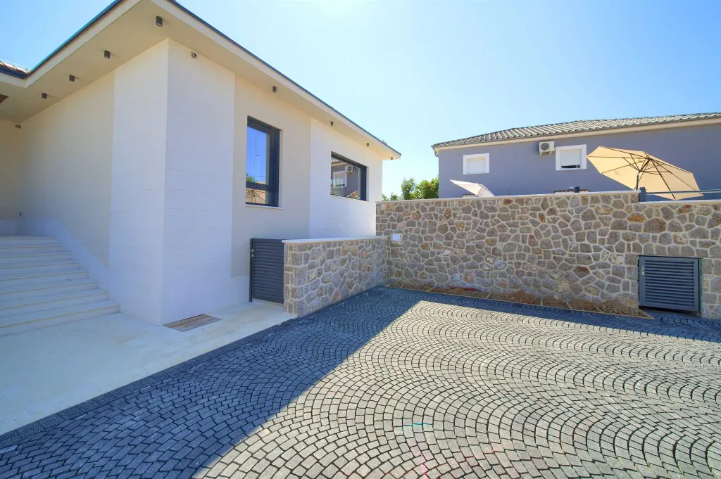 House with Heated Pool in Omišalj
