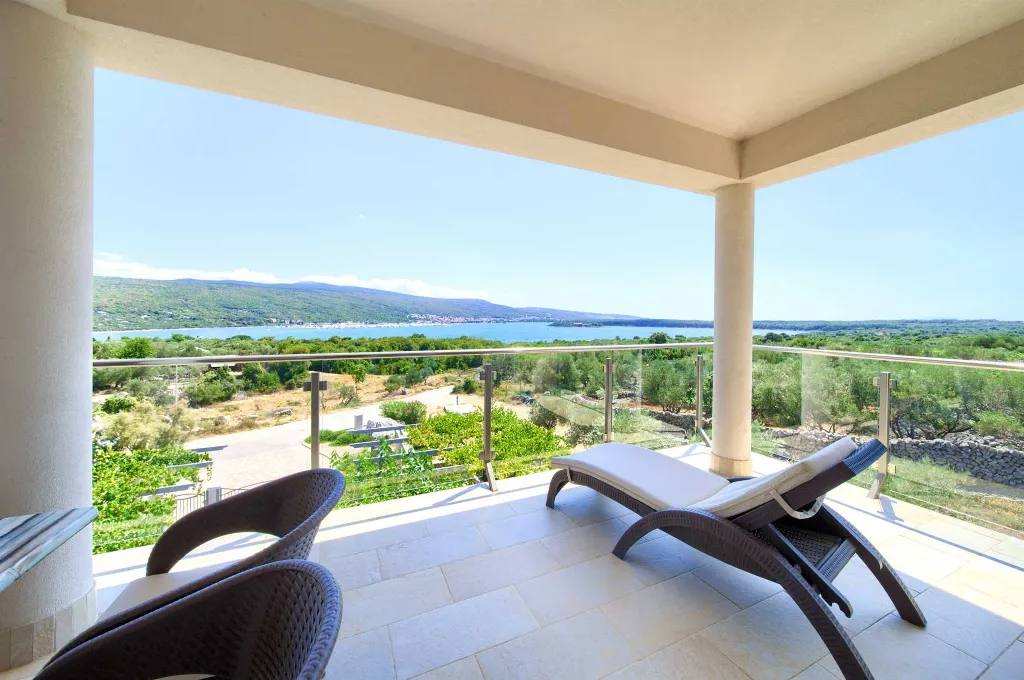 Sea View Apartment in Kornić with Jacuzzi